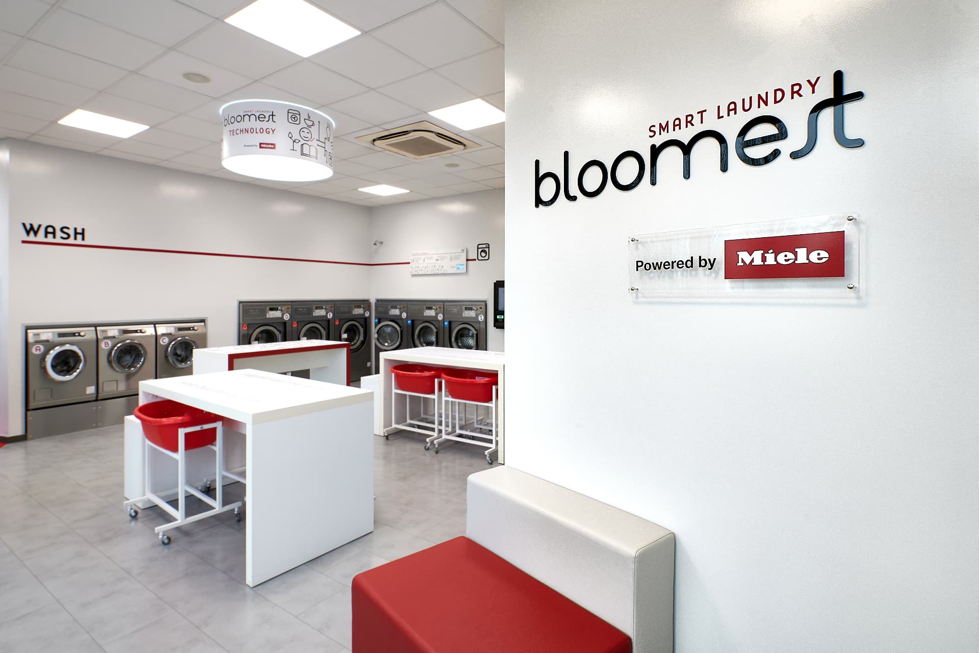 Interior de una lavandería Bloomest con equipamiento Miele